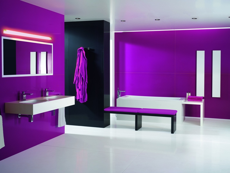couleur-salle-bain-violet-carrelage-blanc-beige-baignoire