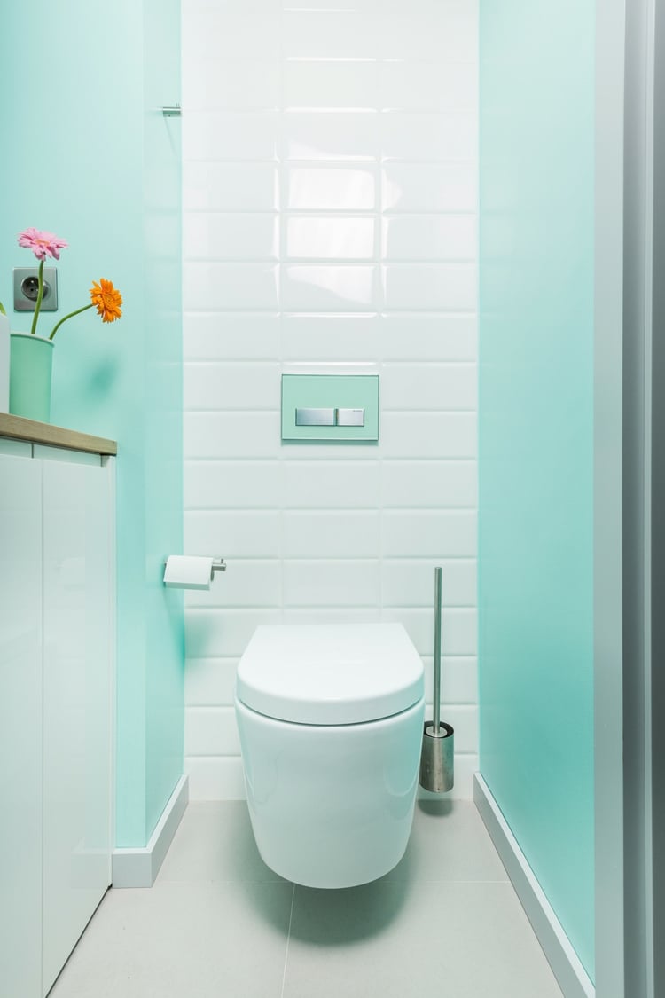 couleur-salle-bains-bleu-clair-carrelage-mural-blanc-cuvette-suspendue