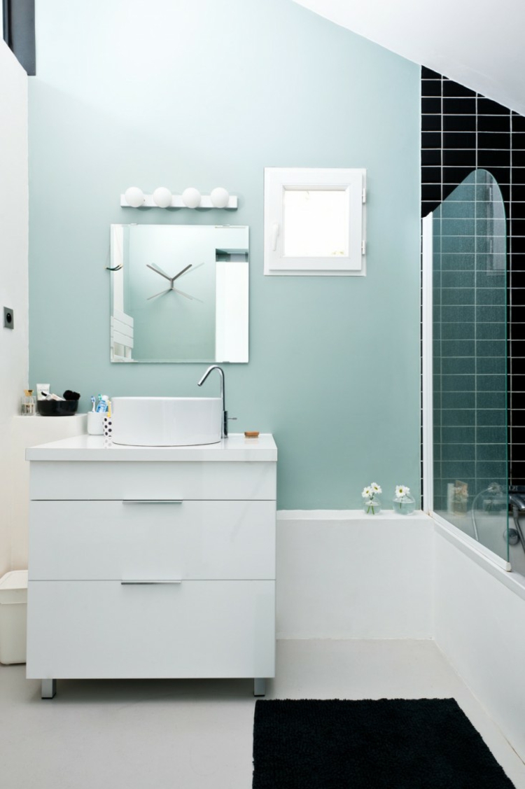 couleur-salle-bains-bleu-pastel-meuble-vasque-blanc-vasque-ronde-miroir-carré couleur salle de bains
