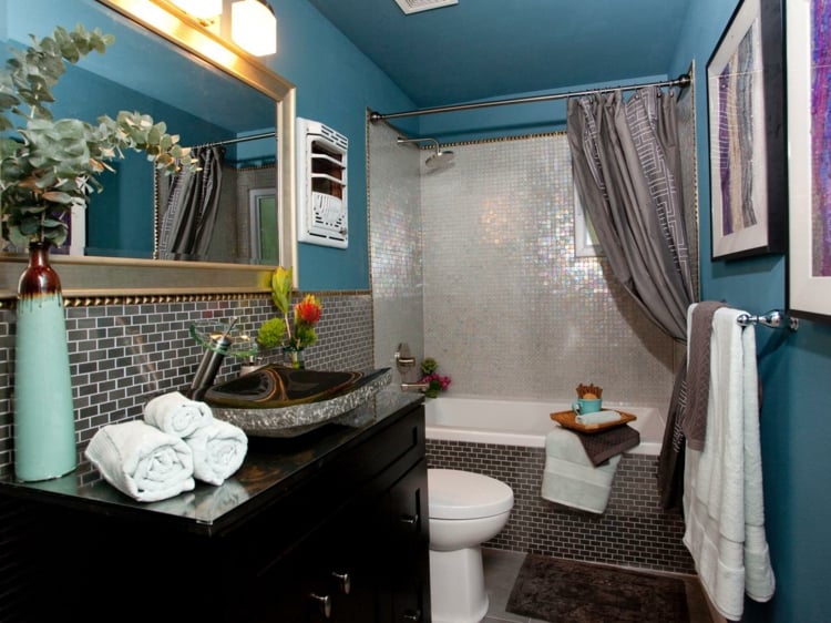 couleur-salle-bains-bleue-mosaique-murale-argentée-grise-rideaux-douche-gris