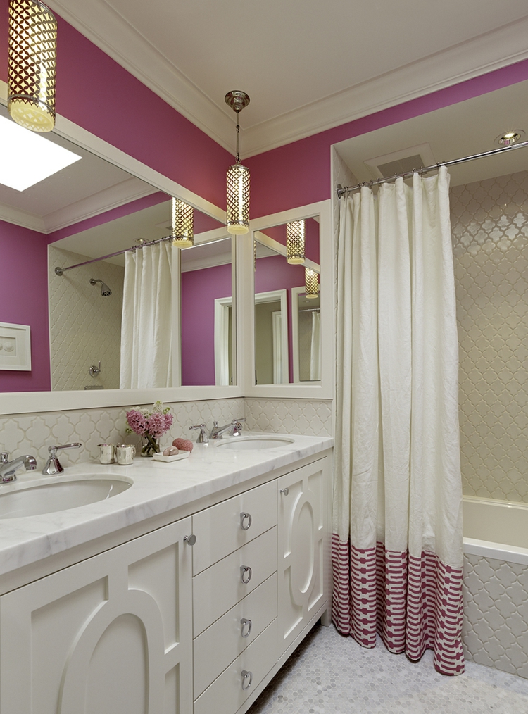 couleur-salle-bains-fuchsia-plan-vasque-marbre-blanc-armoires-tiroirs-blancs-rideaux-blanc-motif-fuchsia