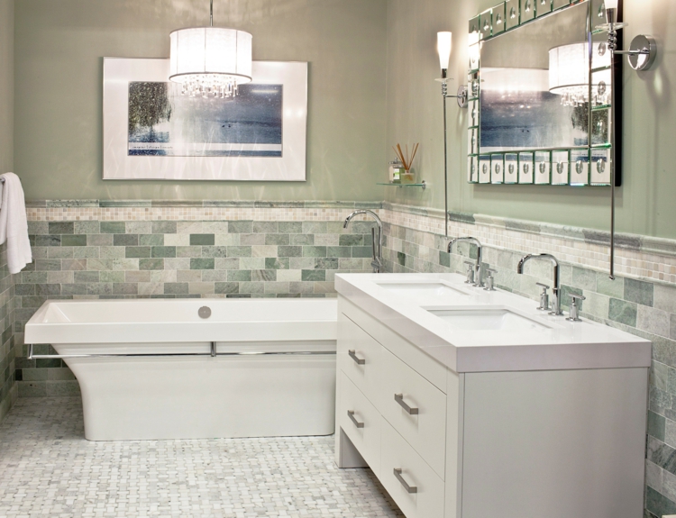 couleur-salle-bains-gris-verdâtre-baignoire-blanche-meuble-vasque-blanc-miroir-verre