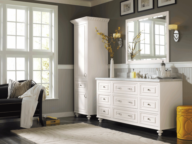 couleur-salle-bains-grise-lambris-mural-ris-clair-armoires-blanches-tapis-canapé-noir couleur salle de bains