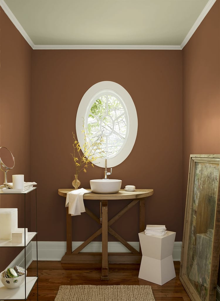 couleur-salle-bains-marron-chcolat-fenêtre-ovale-vasque-ronde-blanche-table-vasque-bois couleur salle de bains