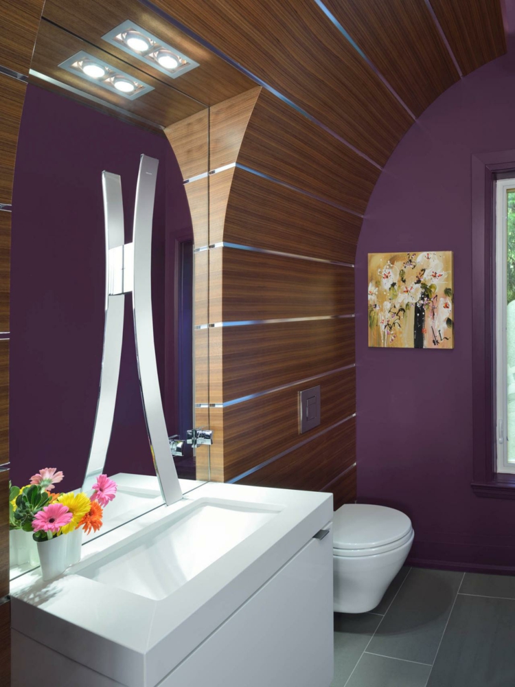 couleur-salle-bains-pourpre-cuvette-meuble-vasque-blanc-revêtement-mural-bois couleur salle de bains