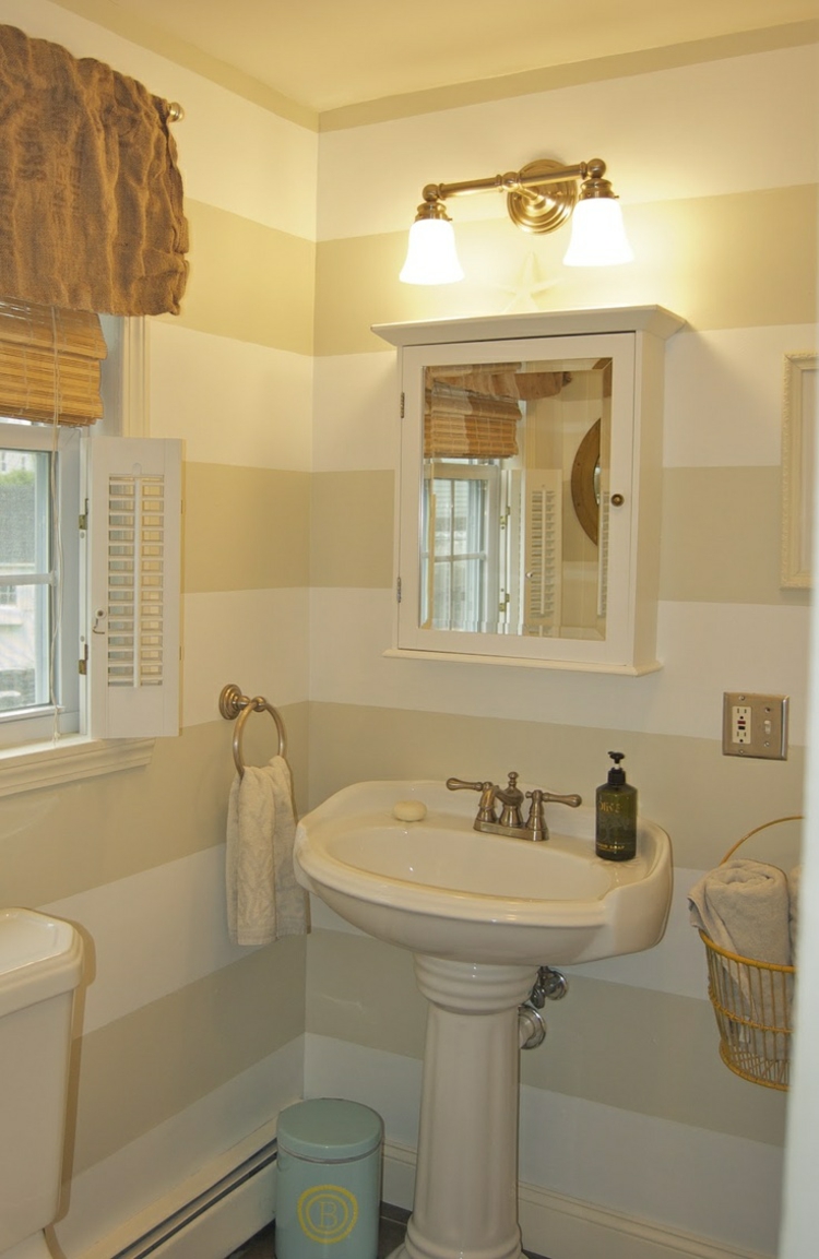 couleur-salle-bains-rayures-horizontales-beige-blanc-sanitaire-rétro-blanc