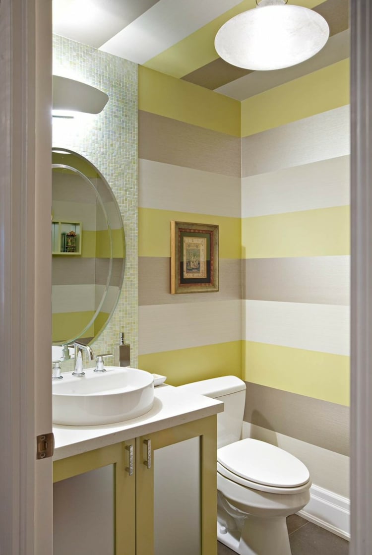 couleur-salle-bains-rayures-horizontales-jaune-gris-blanc-mosaique-vert-pâle couleur salle de bains