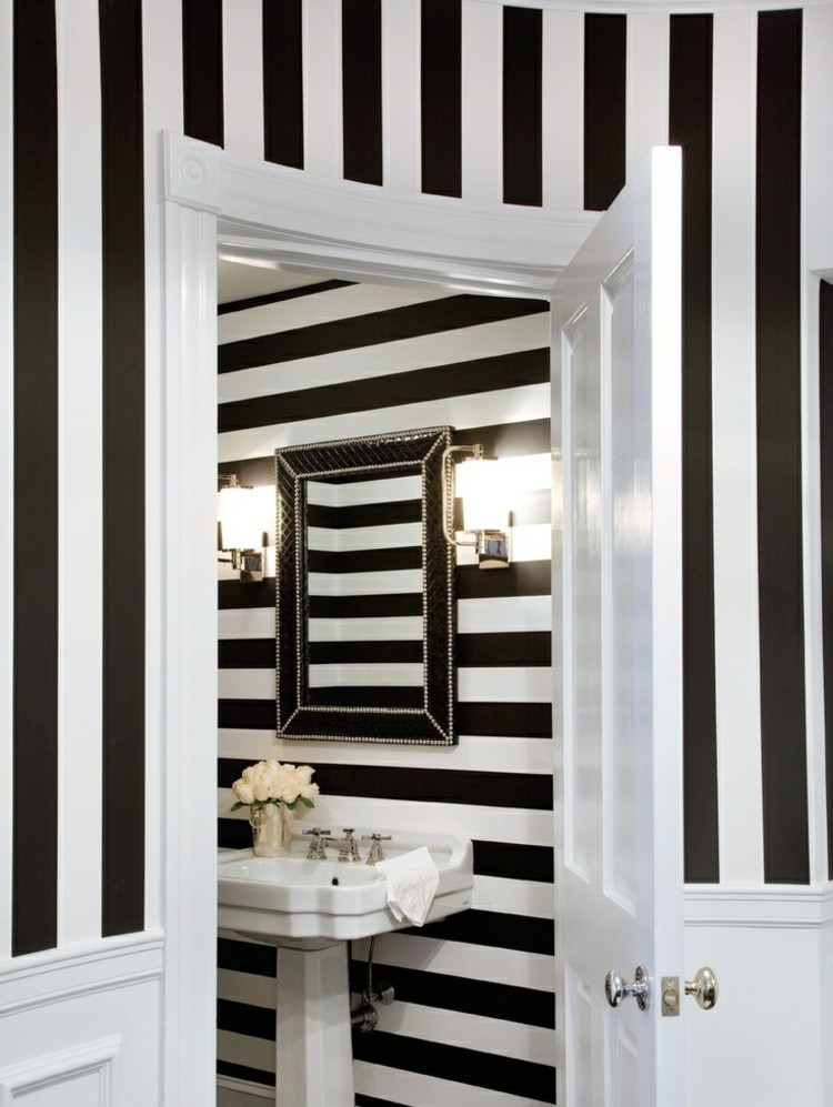 couleur-salle-bains-rayures-noir-blanc-sanitaire-blanc-cadre-miroir-noir couleur salle de bains