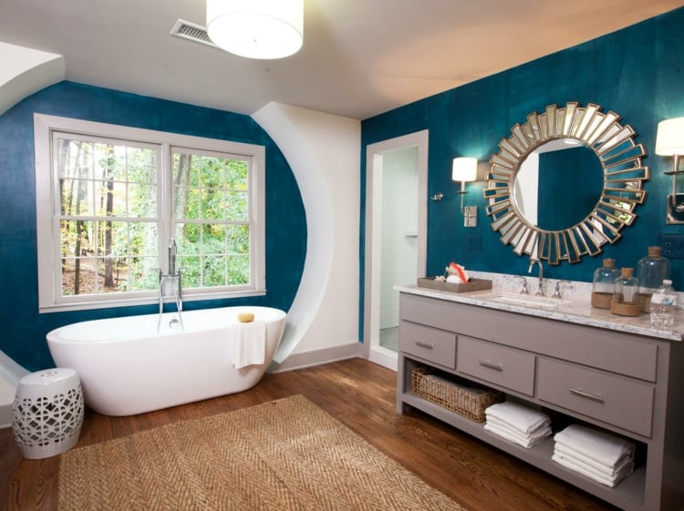 couleur-salle-bains-turquoise-miroir-rond-baignoire-blanche-tapis-beige-parquet couleur salle de bains