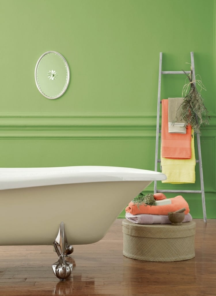 couleur-salle-bains-verte-style-rétro-baignoire-beige-blanc couleur salle de bains