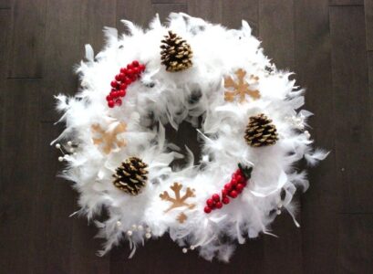 couronne-de-noel-plumes-cones-baies-eglantier-cones