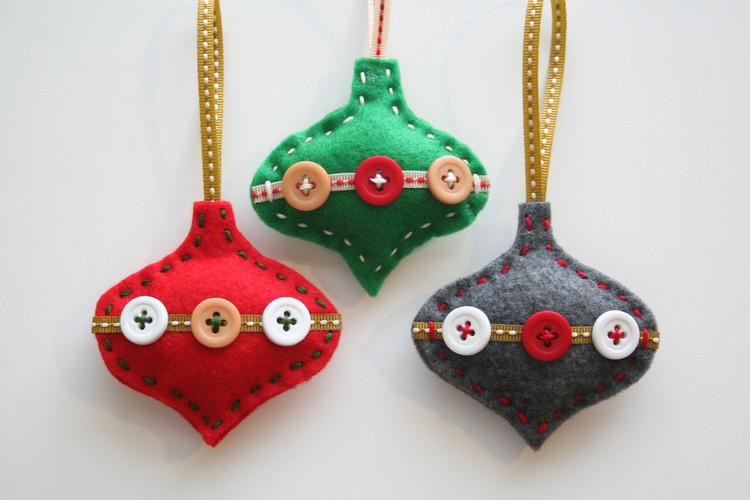 couture-Noel-ornements-suspendre-feutre-vert-rouge-gris-boutons