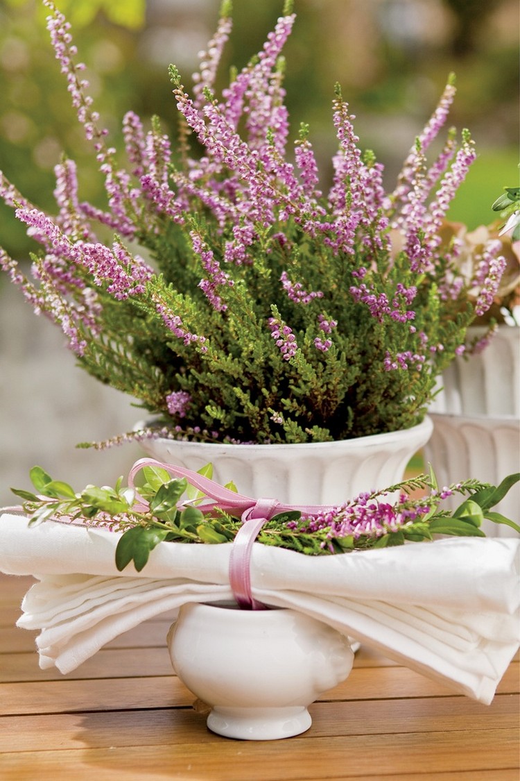 deco-automne-bruyère-erica-déco-table-arrangements-floraux-serviette-ruban-rose