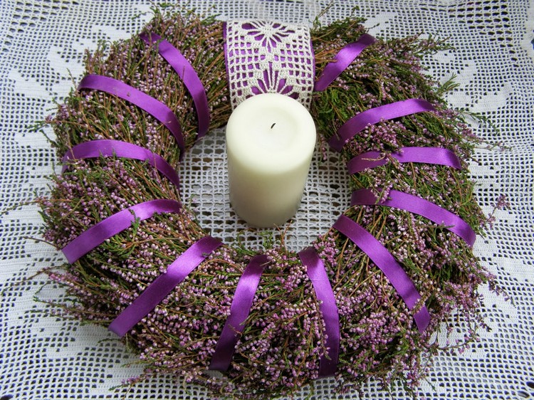 deco-automne-bruyère-erica-lilas-couronne-table-ruban-lilas-bougie-cylindrique