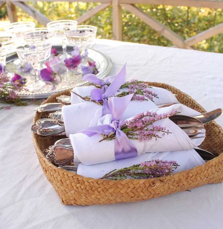 deco-automne-bruyère-erica-serviettes-blanches-déco-florale-rubans-lilas déco d’automne