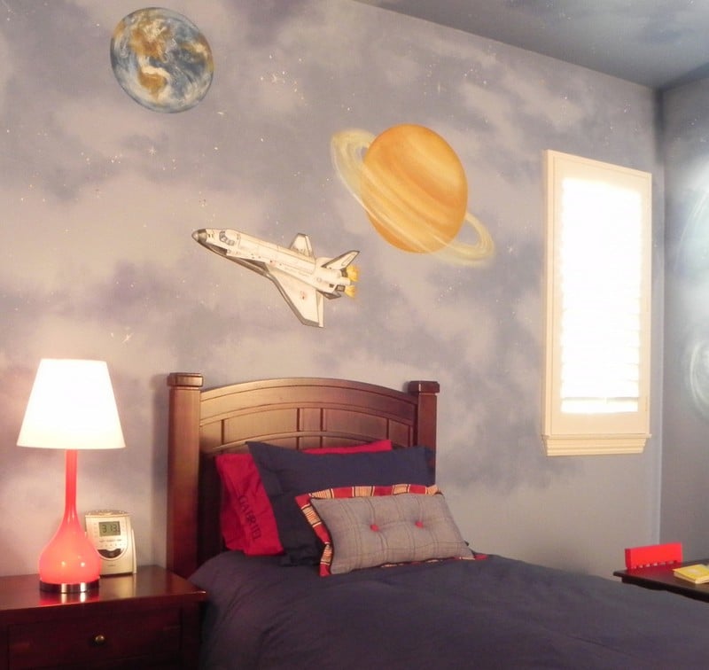 deco-chambre-enfant-theme-univers-petit-lit-lampe-poser