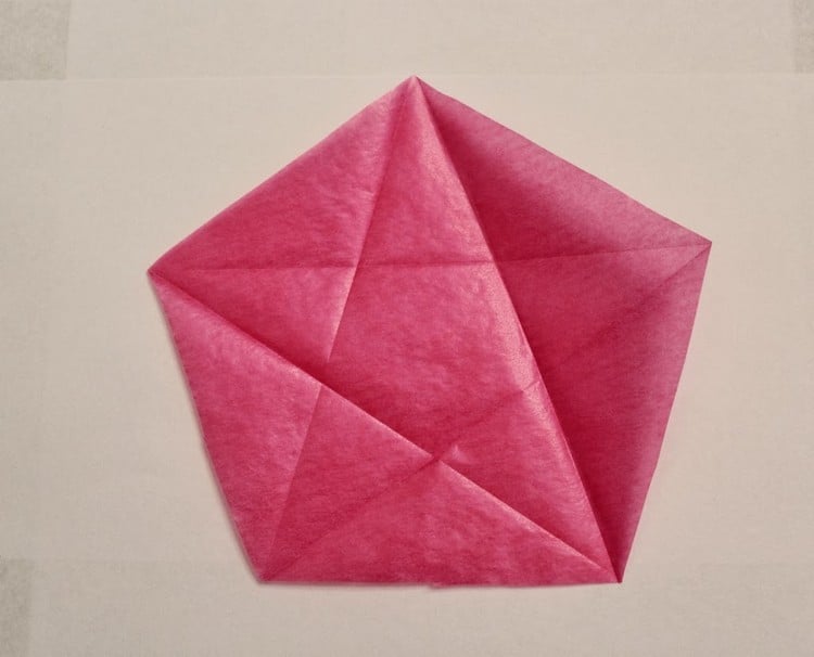 deco-fenetre-Noel-etoile-modèle-pentagone-papier-rouge-lignes-brisées