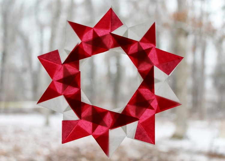 deco-fenetre-Noel-etoile-original-papier-rouge-blanc-accrochée-fenêtre