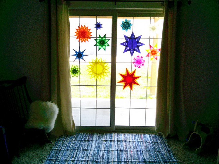 deco-fenetre-Noel-etoiles-multicolores-modèles-variés déco fenêtre Noël