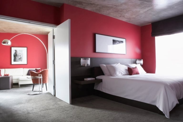 deco-murale-chambre-adulte-idee-diy-couleur-fuschia-grand-lit-tout-confort-plafond-gris