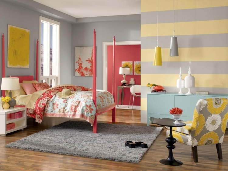 déco murale chambre-adulte-idee-diy-grand-lit-colonnes-rayures-grises-jaunes-tapis
