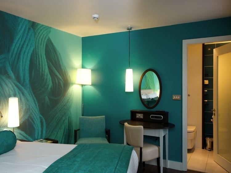 déco murale chambre-adulte-idee-diy-peinture-turquoise-miroir-oval-coiffeuse