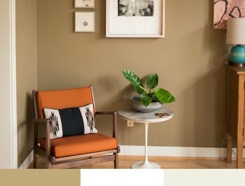 deco-murale-couleur-couleur-beige-table-ronde-chaise-coussins