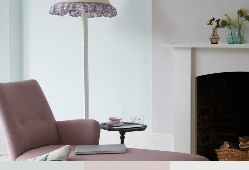 deco-murale-couleur-fauteuil-tout-confort-table-basse-ronde-lampe-sol-cheminee