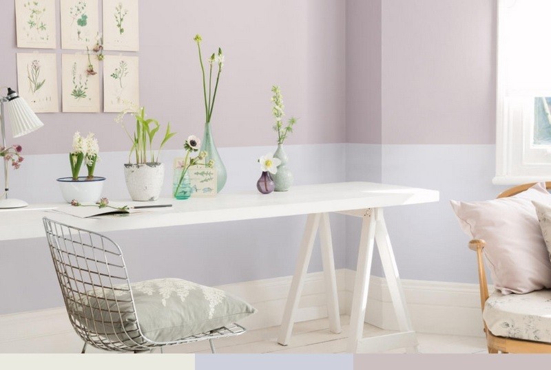deco-murale-couleur-violette-table-manger-chaise-metal