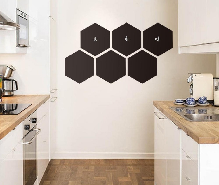 deco-murale-originale-cuisine-blanche-déco-hexagones-noirs-papier