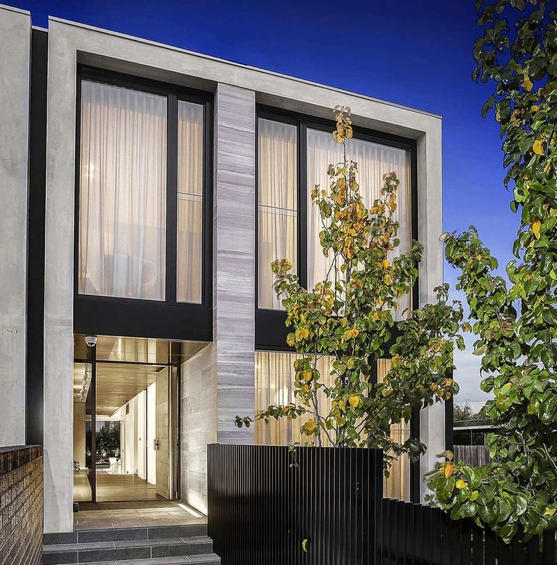 deco-noir-blanc-maison-privée-moderne-façade-aspect-béton-cloture-lattes-bois