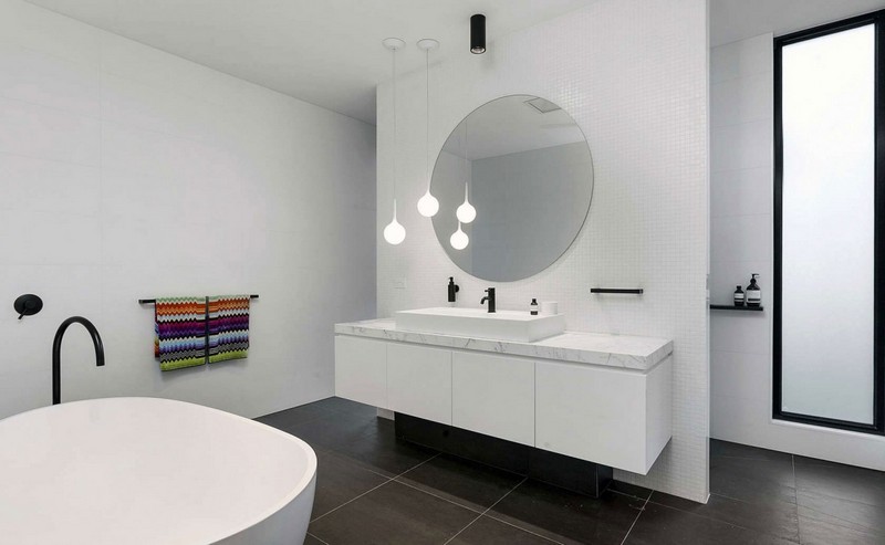 deco-noir-blanc-salle-bains-meuble-vasque-blanc-sanitaire-blanc-miroir-rond-suspensions-mosaique déco noir et blanc