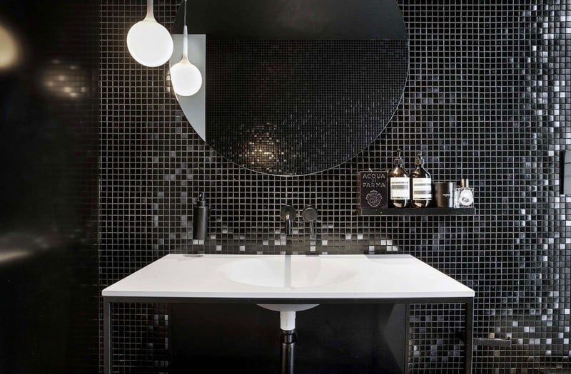 deco-noir-blanc-salle-bains-mosaique-murale-noire-miroir-rond-vasque-blanche-suspensions déco noir et blanc