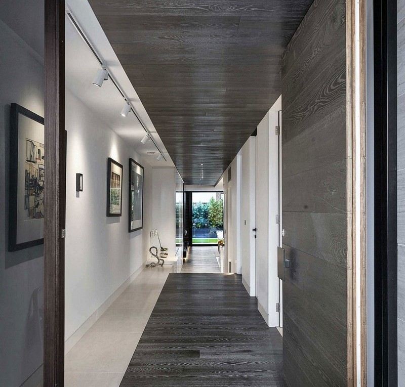 deco-noir-blanc-vestibule-revetement-mural-sol-aspect-bois-rail-plafonnier-led