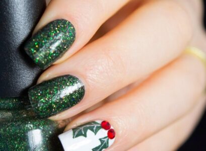 deco-ongles-noel-nouvel-an-vernis-paillet-vert-strass-rouge