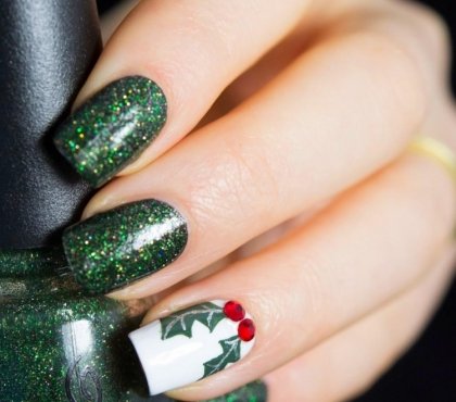 deco-ongles-noel-nouvel-an-vernis-paillet-vert-strass-rouge