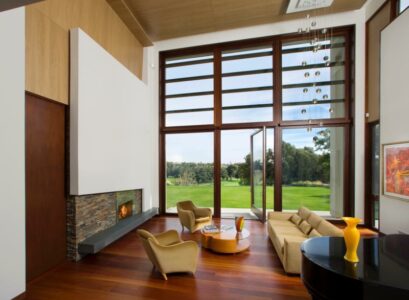 deco-salon-brun-parquet-table-basse-ronde-cheminee