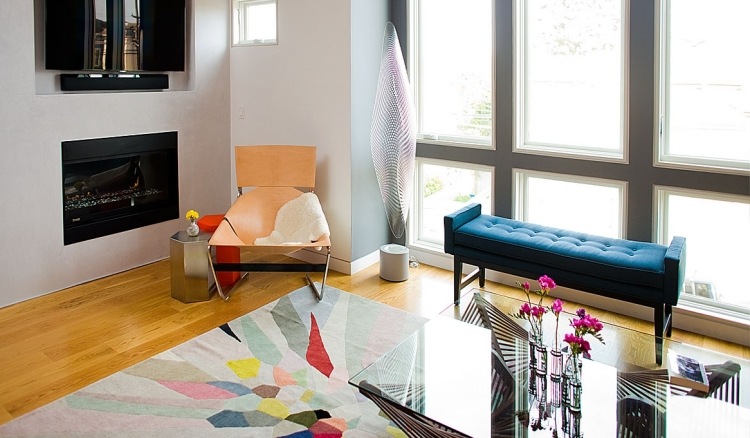 deco-salon-moderne-banc-moderne-bleu-foncé-chaise-cuir-tapis-gris-motifs-colorés
