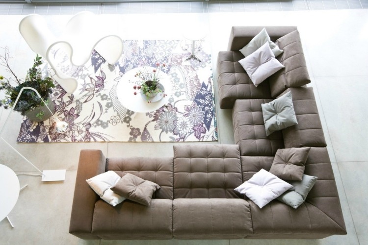 deco-salon-moderne-canapé-angle-marron-coussins-table-basse-blanche-tapis-motifs-floraux déco salon moderne