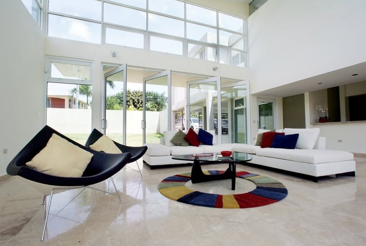 deco-salon-moderne-canapé-blanc-coussins-tapis-rond-table-basse-tripode-noire-chaises-noires