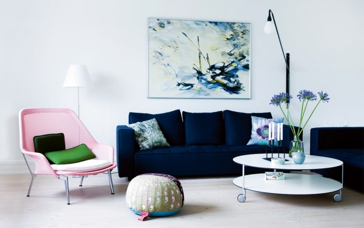 deco-salon-moderne-canapé-bleu-foncé-table-basse-blanche-fauteuil-rose-fleurs-bleues
