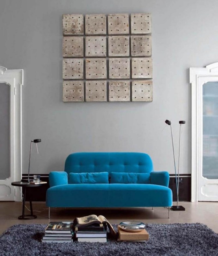 deco-salon-moderne-canapé-bleu-tapis-shaggy-gris-déco-murale-modules-cubes