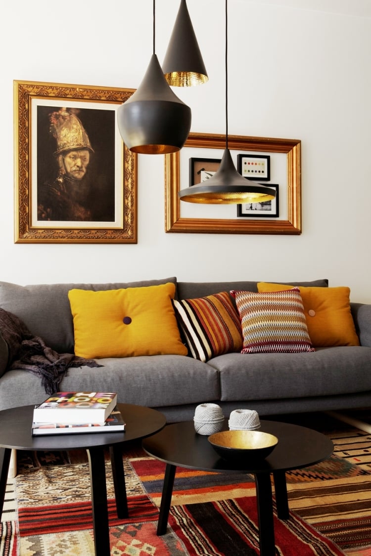 deco-salon-moderne-canapé-gris-table-base-noire-coussins-orange-marron-tapis-motfs-patchwork déco salon moderne