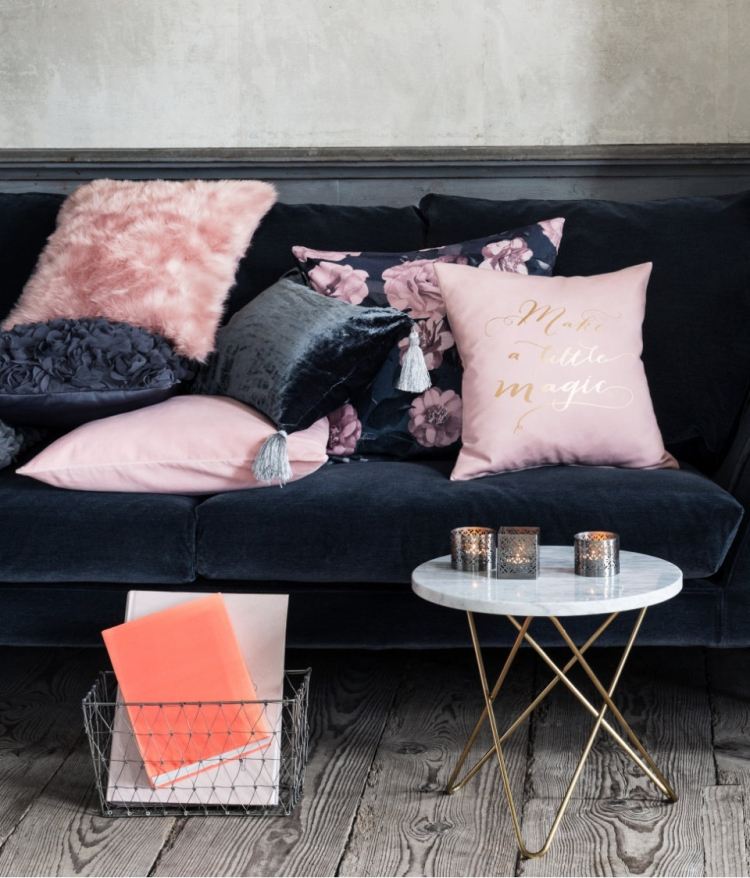 deco-salon-moderne-canapé-noir-coussins-motifs-roses-table-basse-plateau-marbre-tripode