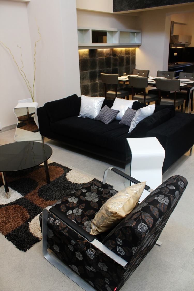 deco-salon-moderne-canapé-noir-fauteuil-tapisserie-motif-floral-tapis-shaggy