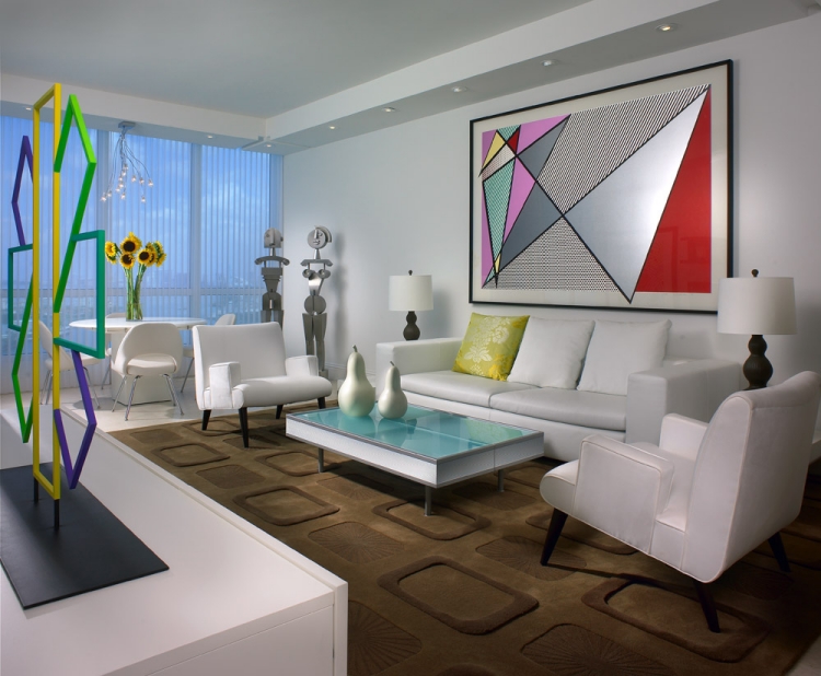 deco-salon-moderne-meubles-blancs-table-basse-verre-bleu-tapis-marron-tableau-art-motif-triangles déco salon moderne