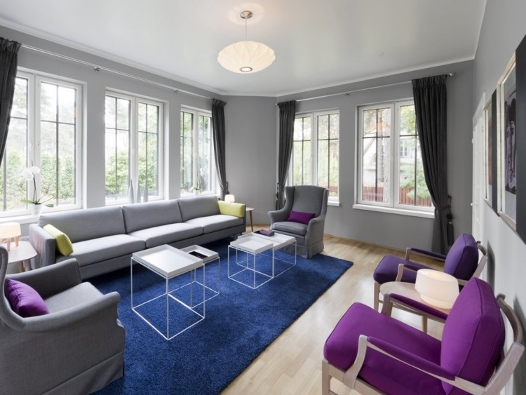 deco-salon-moderne-meubles-gris-lilas-tapis-bleu-tables-basses-blanches déco salon moderne
