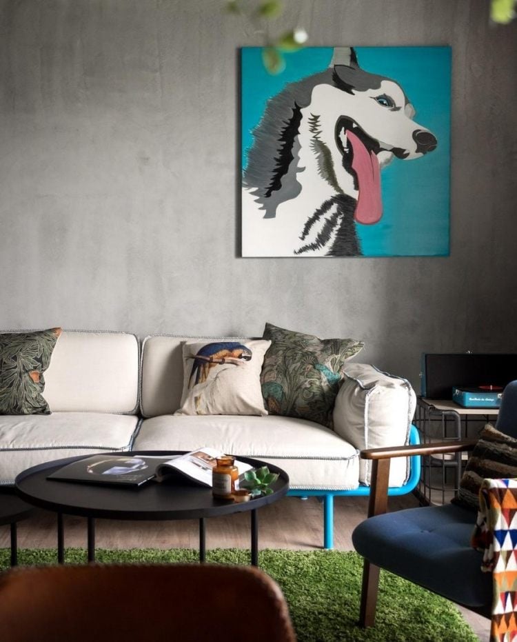 deco-salon-moderne-mur-aspect-béton-canapé-beige-cadre-turquoise-table-basse-noire-tapis-vert