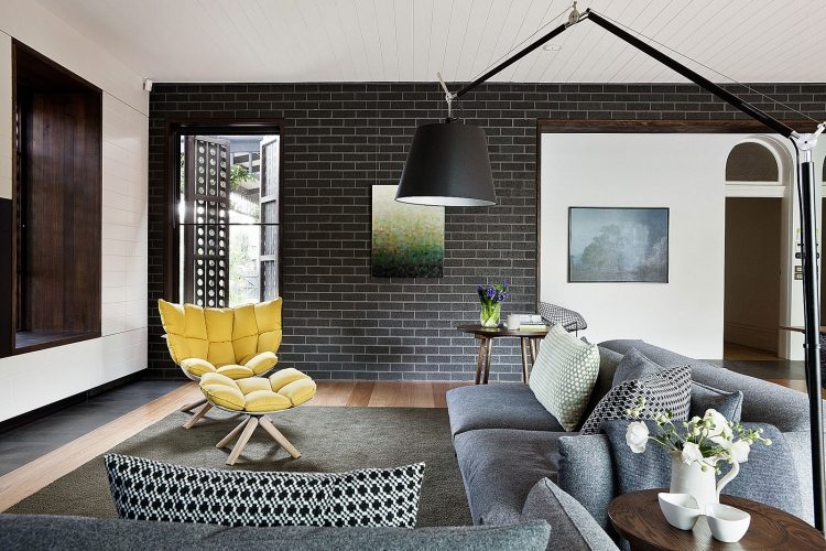 deco-salon-moderne-mur-brique-fauteuil-jaune-canapé-gris déco salon moderne