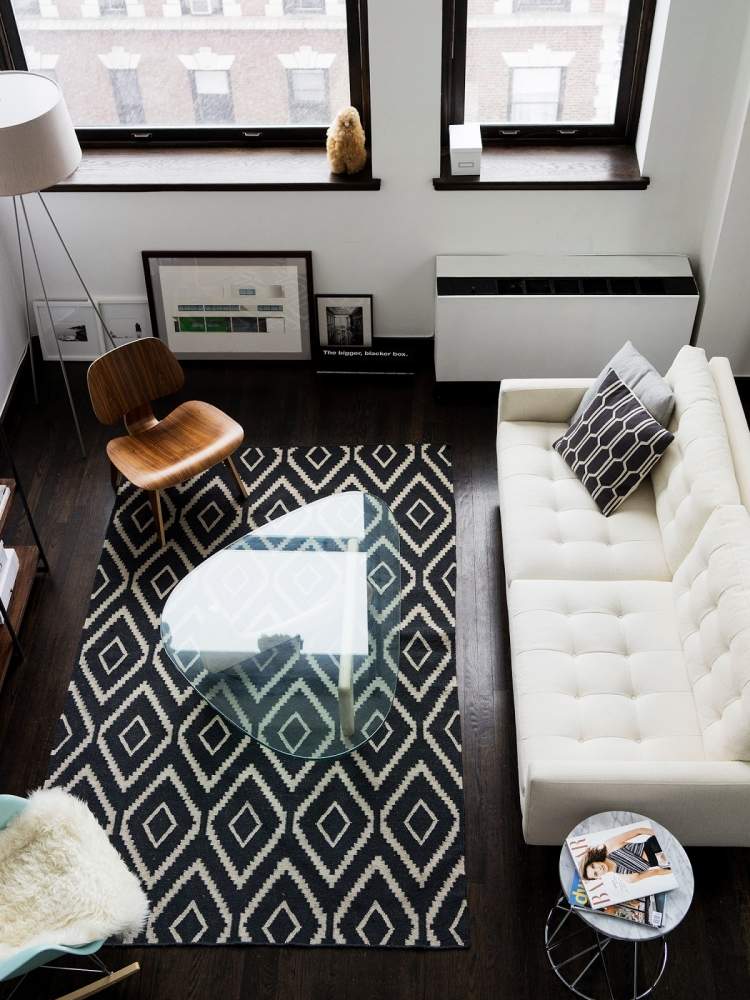 deco-salon-moderne-scandinave-tapis-noir-blanc-canapé-capitonné-chaise-bois-table-basse-verre déco salon moderne